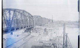 Widok z przyczółka mostowego na przeciwległy brzeg i plac budowy.